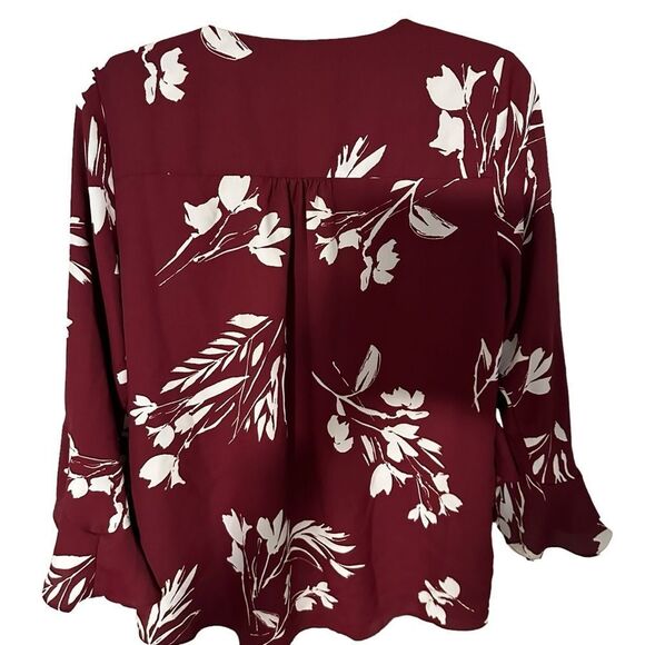VINCE CAMUTO Women' Maroon Ruffled Pleated Floral Flutter Sleeve V Neck Blouse - Picture 4 of 15